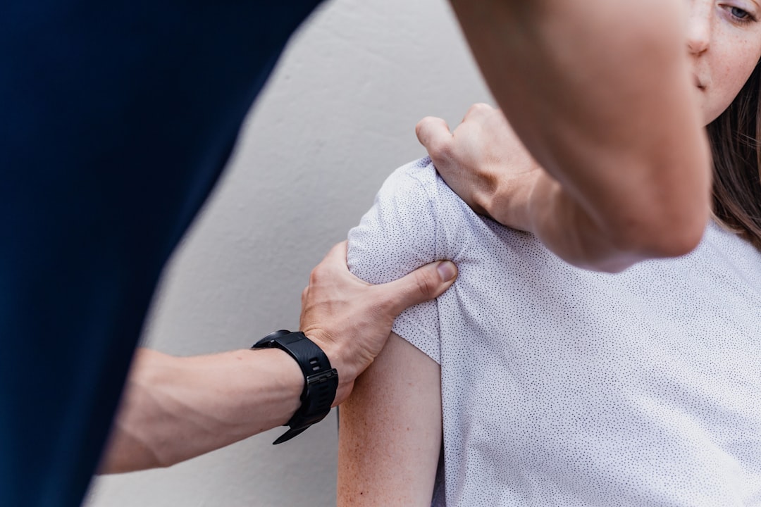 5-Minute Shoulder Pain Fix (That Actually Works)