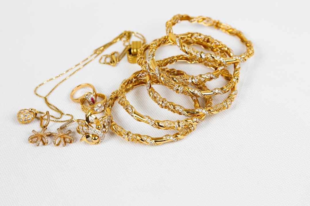 How to Buy Vintage Jewelry Without Getting Screwed